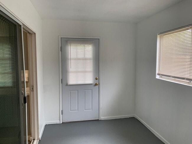 Building Photo - Super clean and move-in ready 3 Bedroom, 2 Bath!!