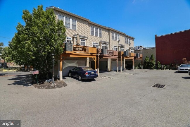 Building Photo - 830 Walnut St
