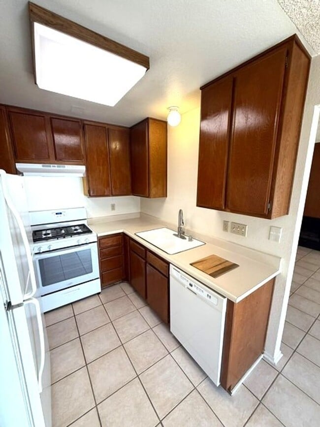 Building Photo - Orcutt Area Townhome