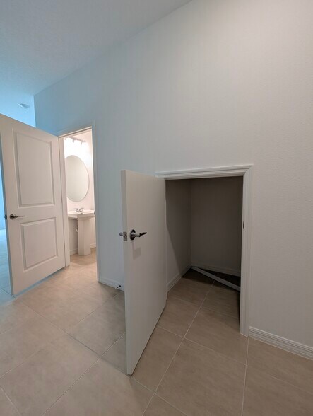 Building Photo - 2093 Hallier Cv
