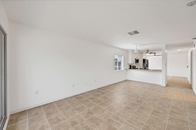 Building Photo - 2124 N Tamiami Trl
