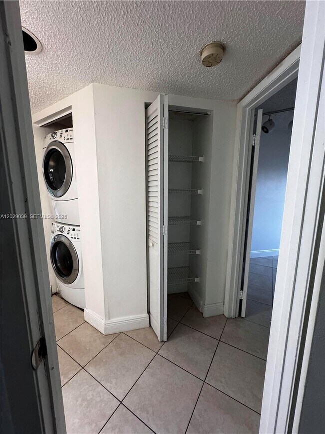 Building Photo - 9741 SW 138th Ave