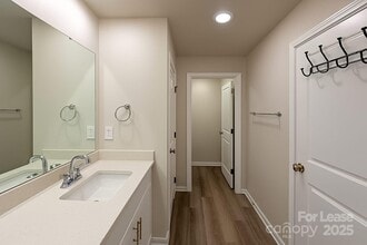 Building Photo - 5290 Brailey Cir