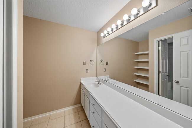 Building Photo - 8406 Oak Villa Ct