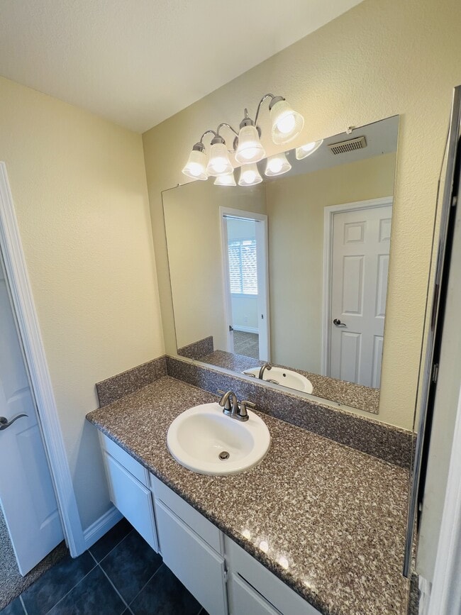 Building Photo - 25183 Parkcrest Dr