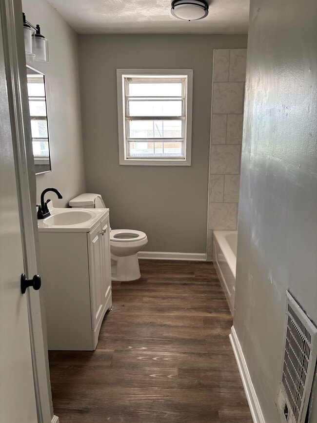 Building Photo - 211 Nance St