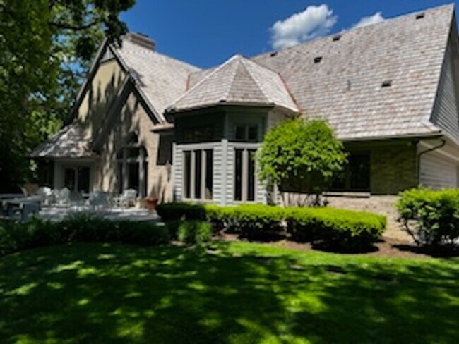 Building Photo - Stunning Custom Built Home with ALL Utilit...