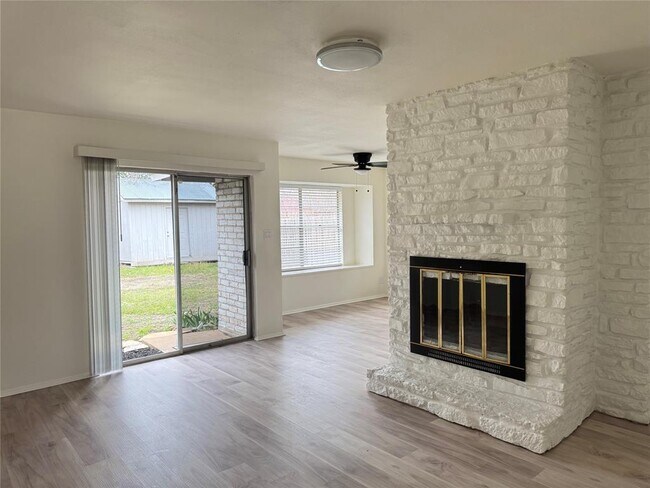 Building Photo - 1700 W Mesa Park Dr