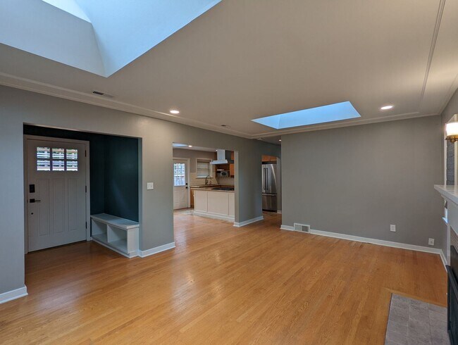 Building Photo - 4 br, 3 bath House - 2350 Boyer Ave E