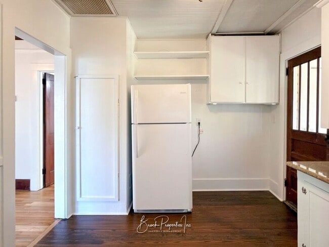 Building Photo - 1613 E Blount St