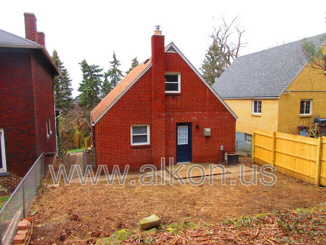 Building Photo - 346 Connor St