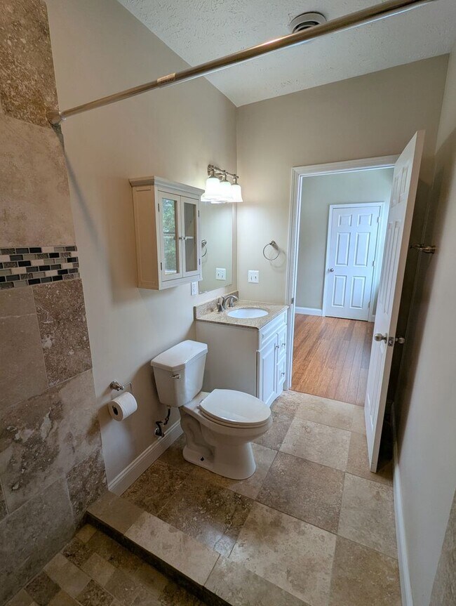 Building Photo - Spacious 2 Bedroom, 2.5 Bathroom Single Family Home (South Side Flats)