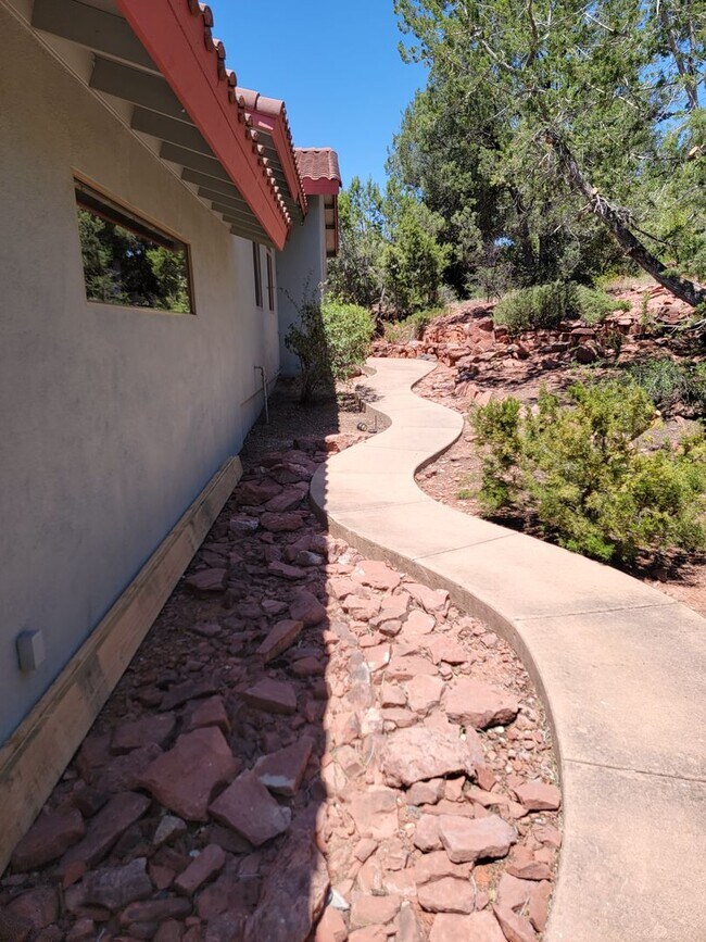 Building Photo - 255 Canyon Dr