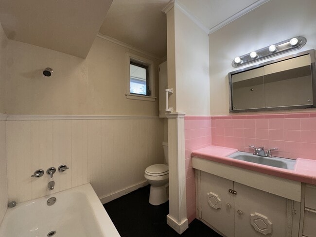 Building Photo - 2704 Charlotte St