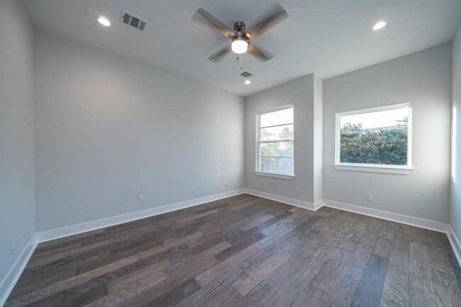 Building Photo - 1328 W 23rd St
