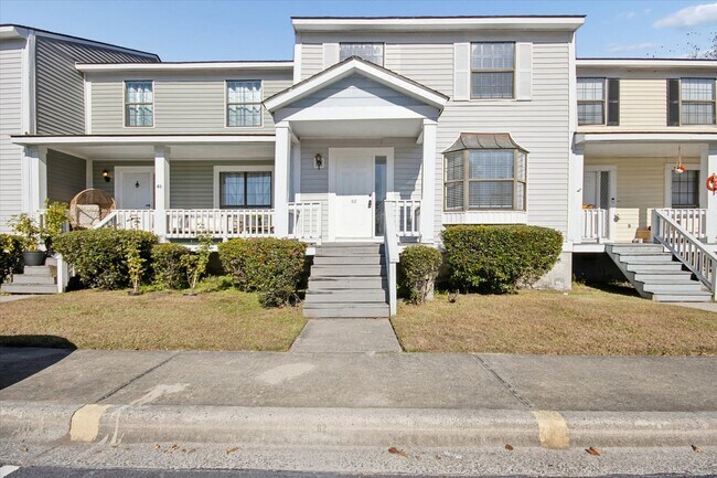 Building Photo - $200 RENT CREDIT | AVAILABLE NOW!