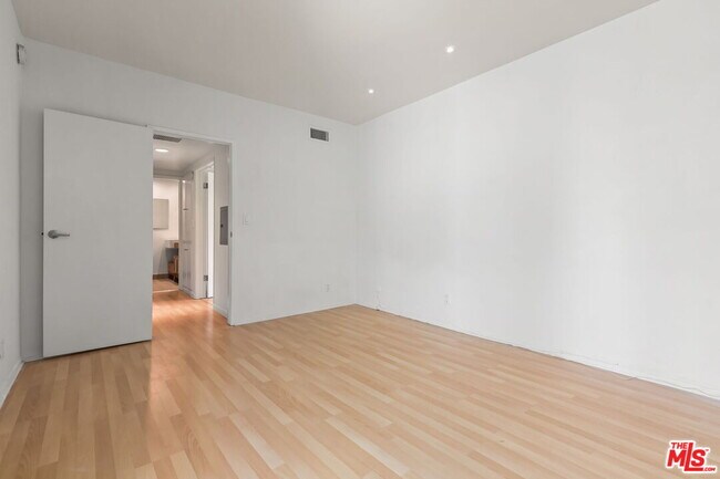 Building Photo - 8550 Holloway Dr