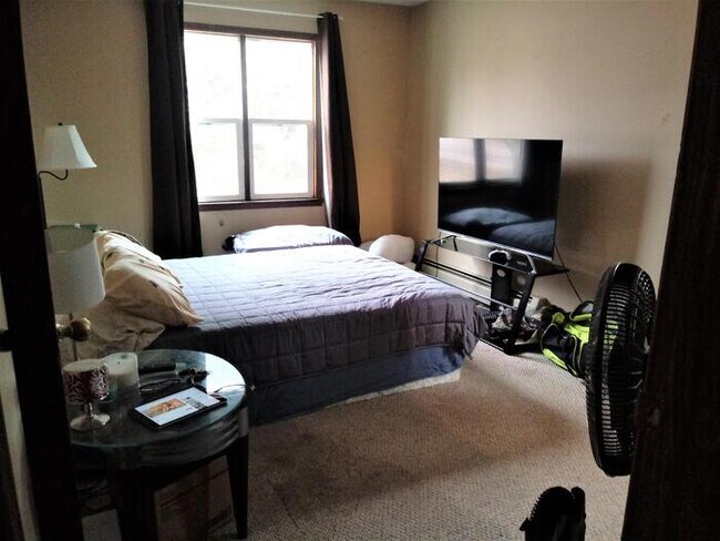 Building Photo - Large 2 Bed 2 Bath Heat & Water Inc-Neenah