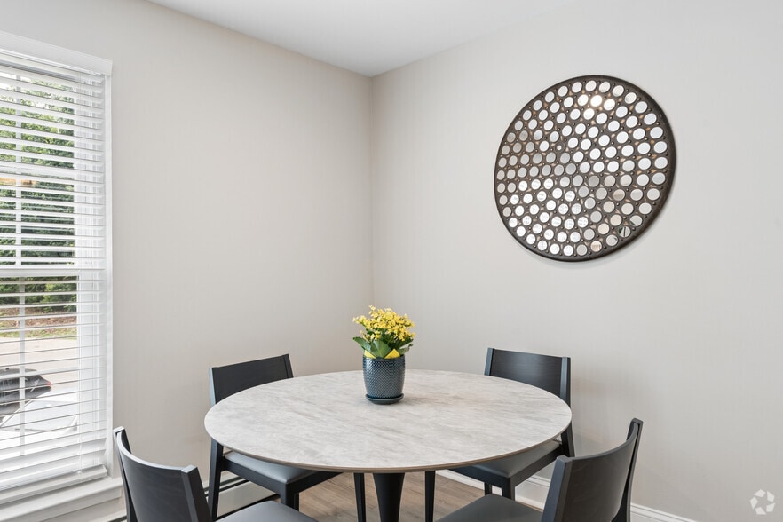 1BR, 1BA - 733SF - Dining Area - Plymouth Gardens