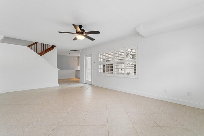 Building Photo - 2406 SW Danbury Ln