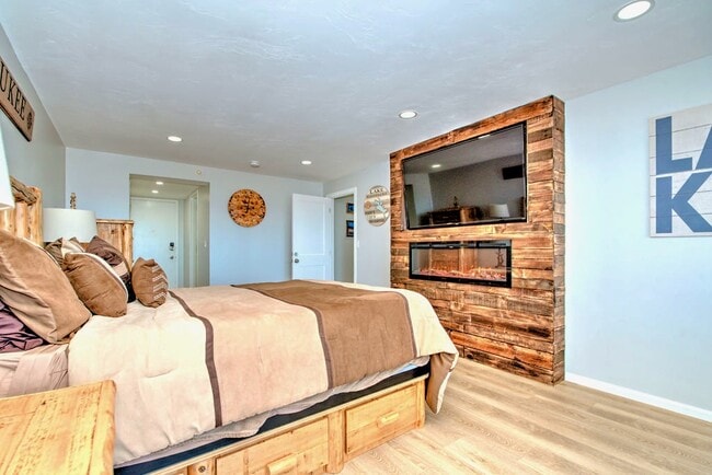 Building Photo - Cedar Lodge 305