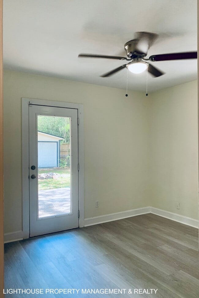 Building Photo - Cozy 3 Bed/1.5 Bath Home with Detached Gar...