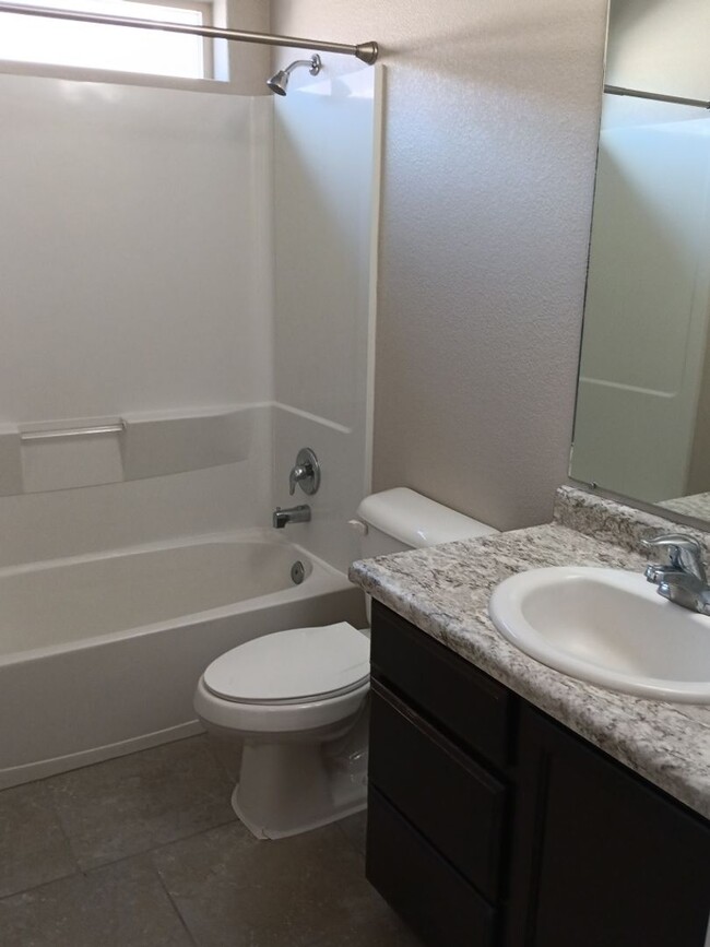 Building Photo - Spacious 3 bedroom, 2.5 bathroom home! Sho...