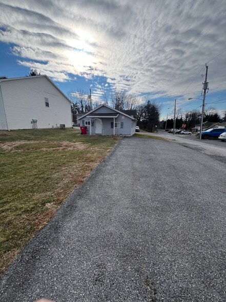 off street private parking - 231 High St