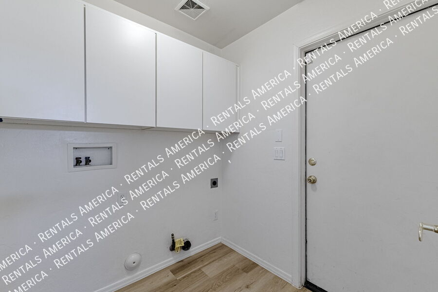 Building Photo - 8421 S Burien Rd