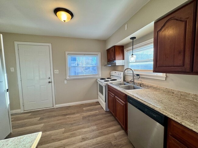 Building Photo - Beautiful 3 bedroom, 1 bath single family home with large fenced yard/ Garage /Central AC / Appli...