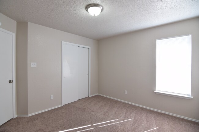 Building Photo - 2212 Jay Dr