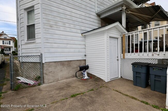 Building Photo - 322 1st St