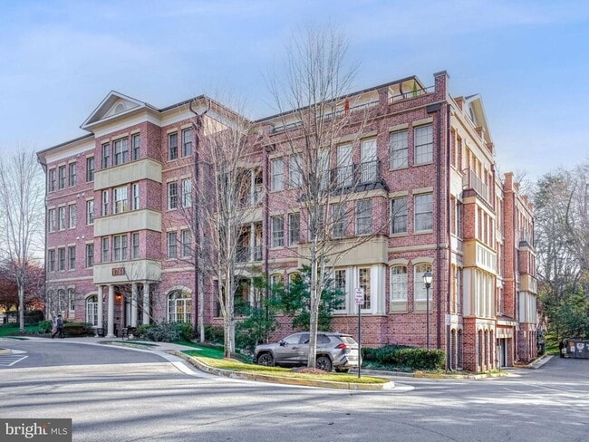 Building Photo - 1781 Chain Bridge Rd