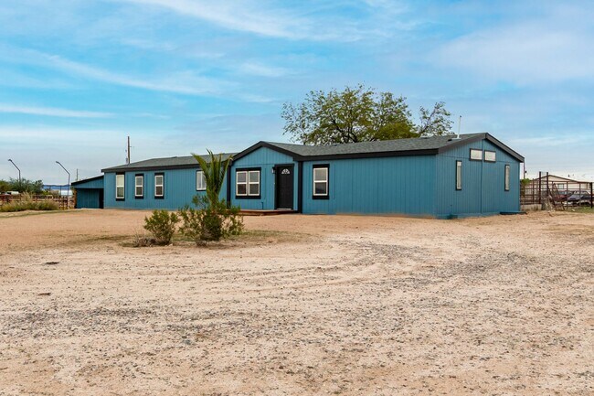Building Photo - 1.25 Acre 5 Bedroom 3 Bathroom Horse Property in Florence!