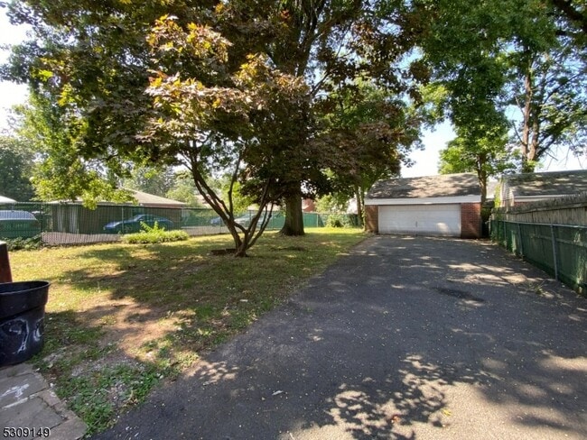 Building Photo - 905 Sanford Ave