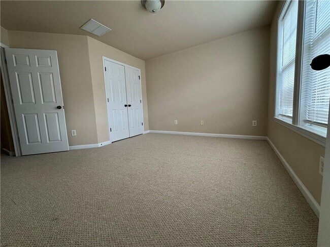 Building Photo - 738 Grove Manor Park
