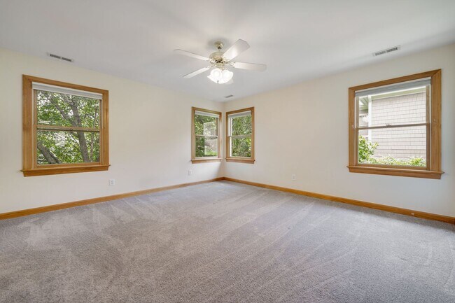Building Photo - Light filled 2 bed, 2.5 bath townhome with garage minutes from UNC