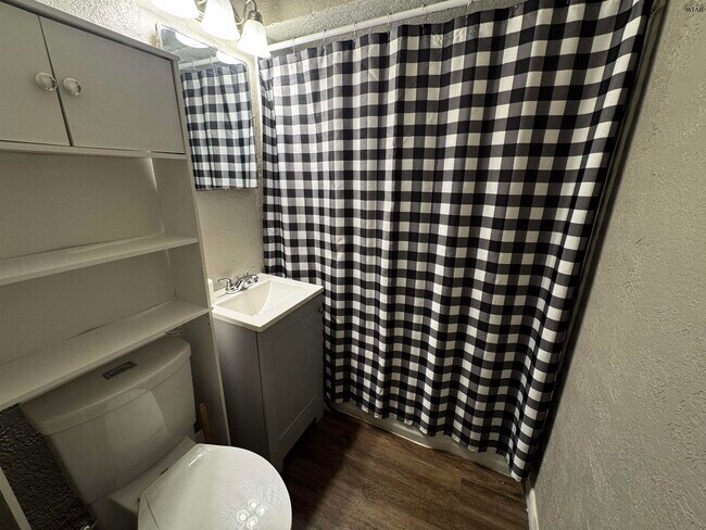 Building Photo - 409 Park St