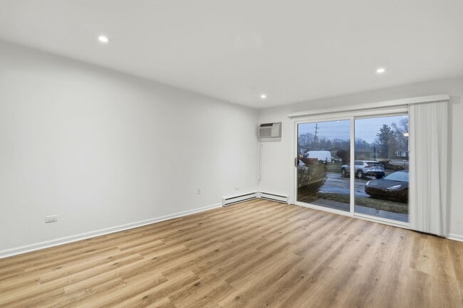 Building Photo - 850 E Old Willow Rd