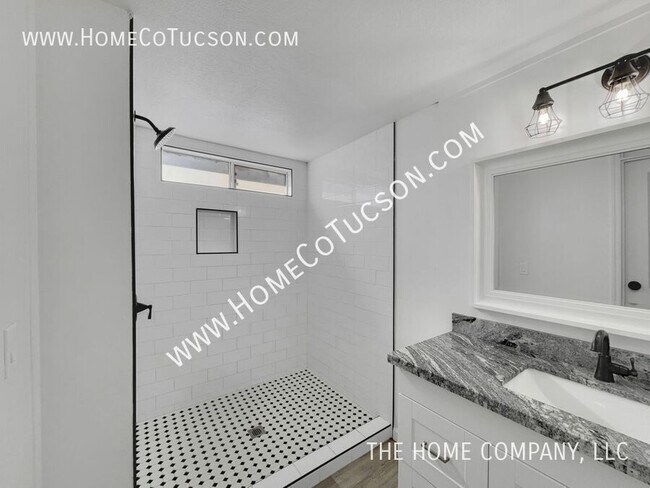 Building Photo - 2662 W Golda St