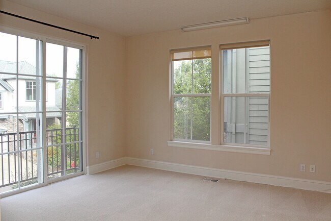 Building Photo - Spacious 4 BDR Legend & Renaissance Constr...