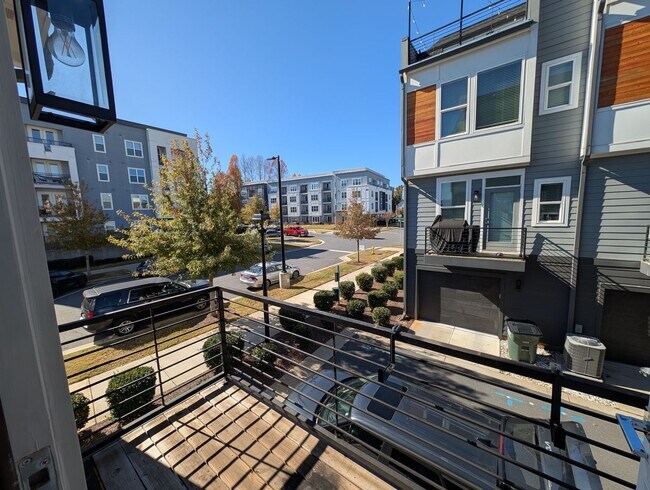 Building Photo - End-unit townhome in Bryant Park Terrace! 2-beds, 2-full baths, and 2-half baths.