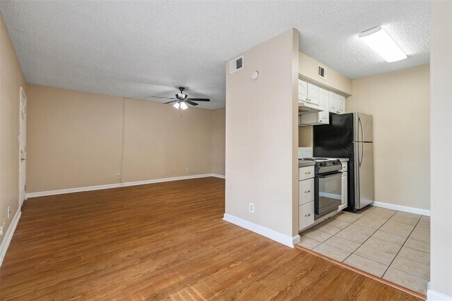 Building Photo - 500 E Riverside Dr