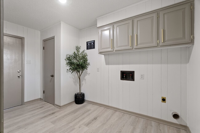Building Photo - 506 Jenny Wren St