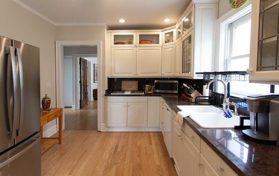 Fully Stocked Kitchen - 114 South Blvd