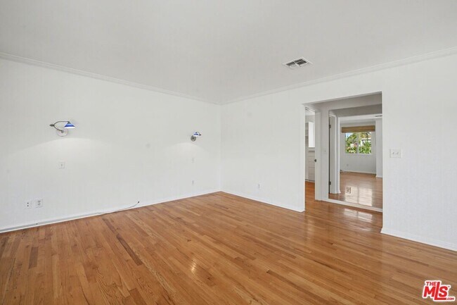 Building Photo - 10543 Almayo Ave