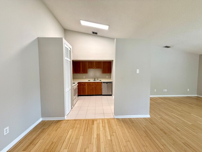 Building Photo - Cute 3/2 Townhome in Winter Park - close t...