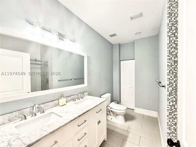 Building Photo - 400 Alexandra Cir