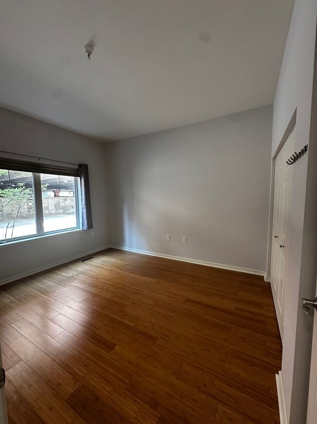 Building Photo - 1 Bedroom, GREAT location!!