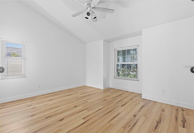 Building Photo - 5517 Loma Vista Dr E